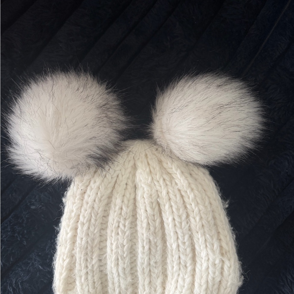 Starling Women’s Cuddly Toque White Faux Fur Pom